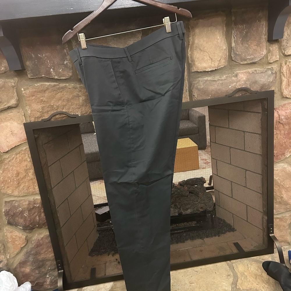 Banana Republic Gray Dress Pants Sleek and Sophisticated 36-32 Great shape😁